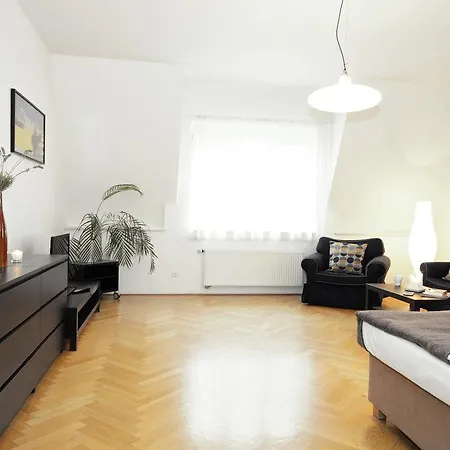 Old Town Apartment *
