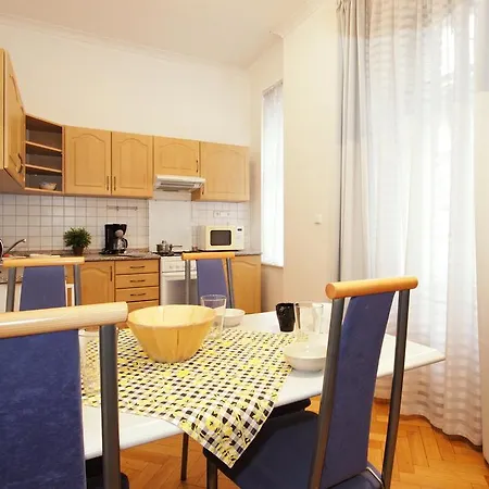 Old Town Apartment *