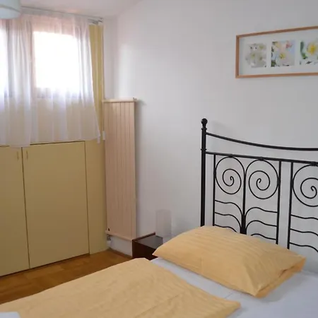 Old Town Apartment *